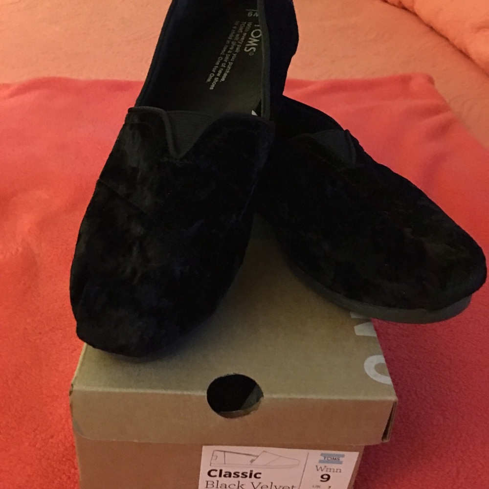 Black velvet Toms